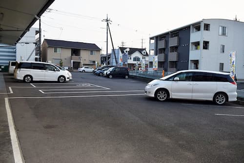 駐車場 - 12台分 (障碍者専用1台含む)